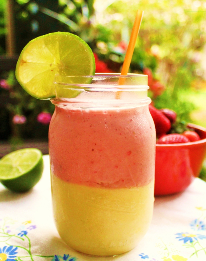 smoothie avec banane et fraise garni de tranches de citron vert, mix de fruits magique