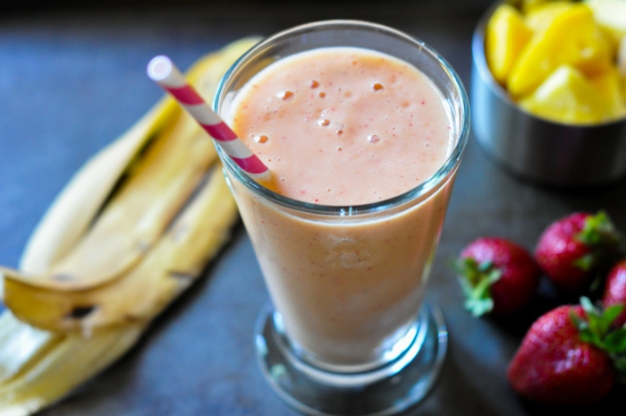 un smoothie classique de fraises et de bananes, boostez votre énergie avec une boisson