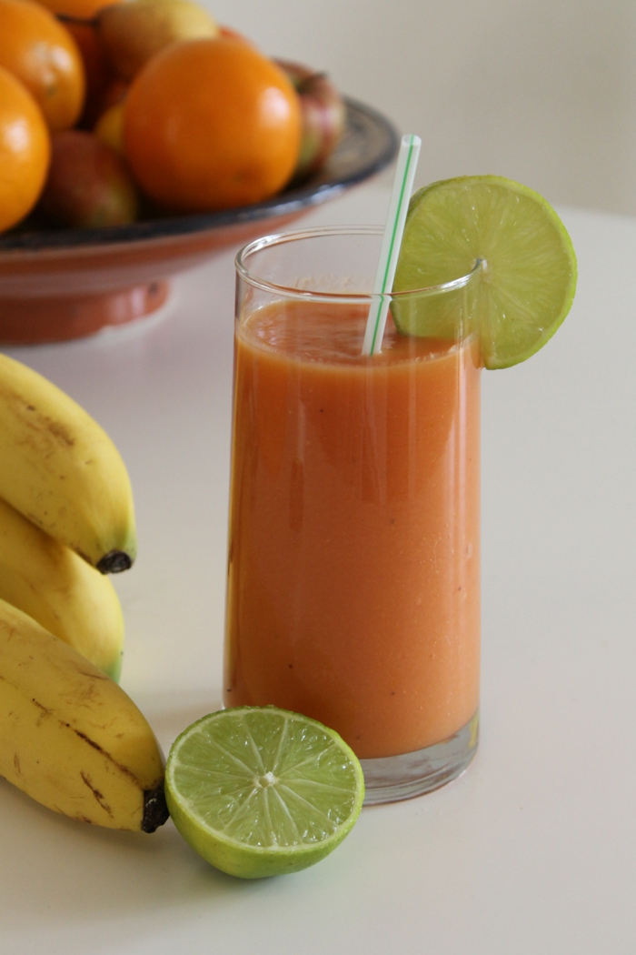 boisson diététique et délicieuse pour faire fâce aux défis de la journée, oranges et citrons verts