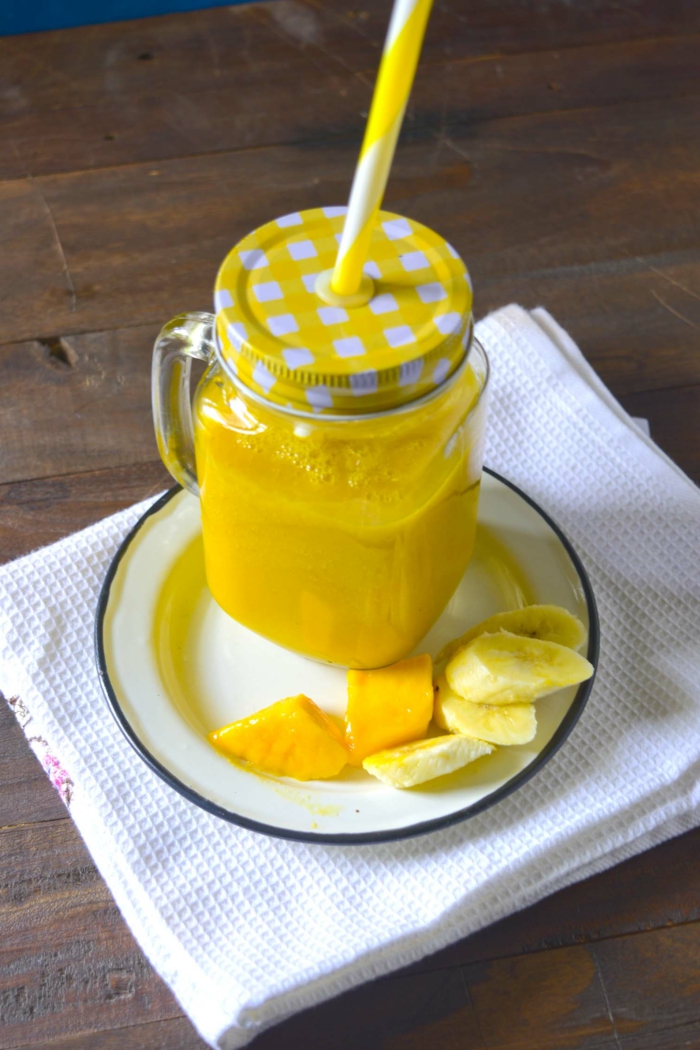 smoothie banane et mangue à faire soi meme dans un pot en verre couvercle jaune