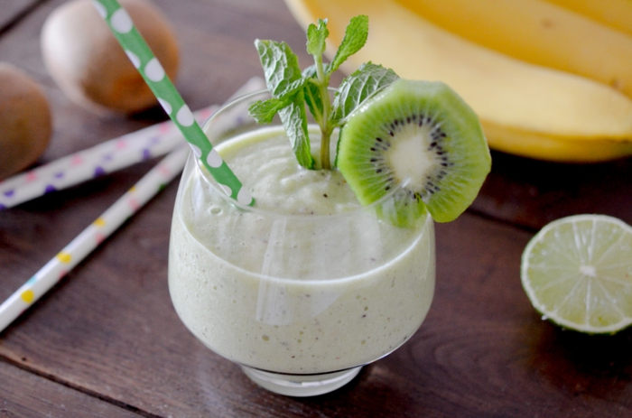 recette smoothie blender, un smoothie sain et délicieux de banane et kiwi