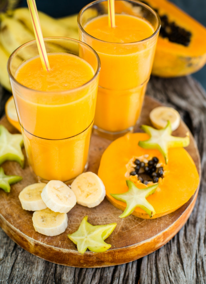 smoothie vitaminé avec plusieurs nutriments sains, bananes, papaye, citron vert