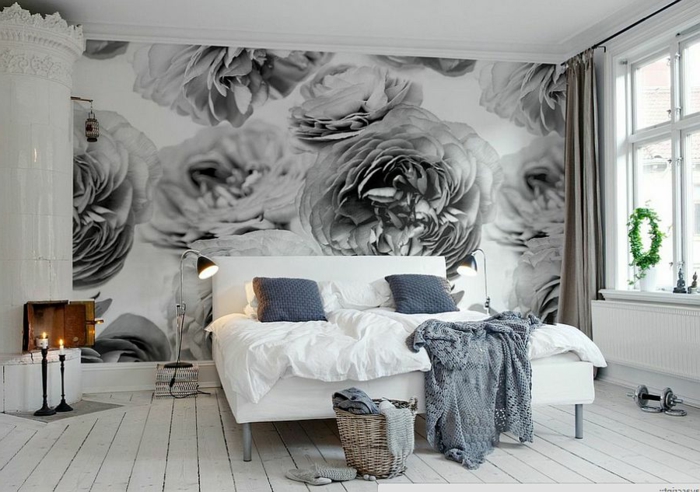 jolie idée déco chambre parentale, papier peint roses monochrome, planches blanches, panier rustique, bougeoirs