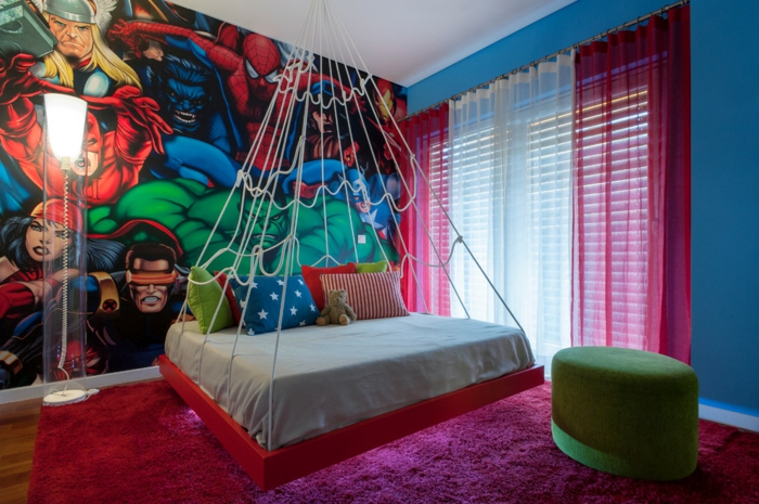 chambre garcon ado pourpre, lit suspendu, tabouret vert, poster mural super héros