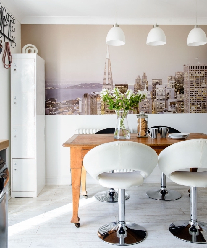 lé unique de papier peint moderne panoramique qui confère un look contemporain à la salle à manger en blanc et bois