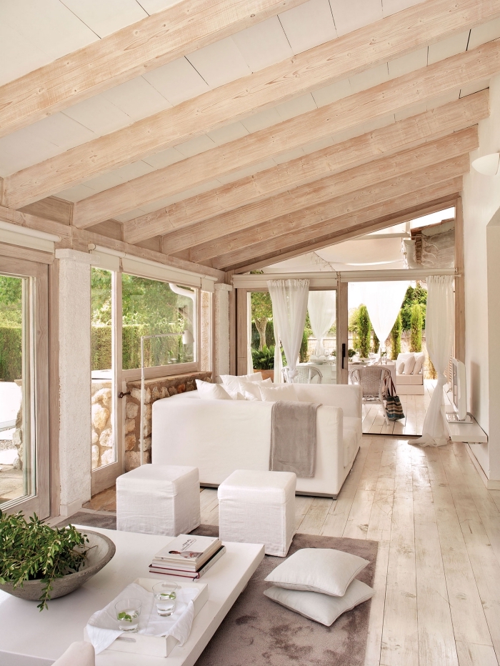 exemple comment décorer un salon blanc et bois de style moderne et relaxant avec meubles en blanc et bois, idée plafond en poutres bois blanc