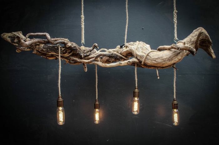 suspension avec ampoules, lampes électriques, chandelier rustique avec bois flotté