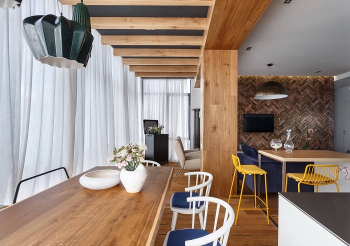 idee pour refaire plafond avec peinture foncée et poutres de bois clair, design intérieur moderne avec meubles de bois et finition mate