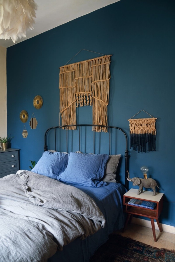 comment aménager une chambre à coucher en peinture foncée avec meubles de bois et fer, exemple macramé suspension murale