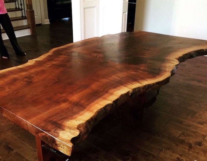 exemple table basse bois massif taillée dans grand tronc d'arbre brut