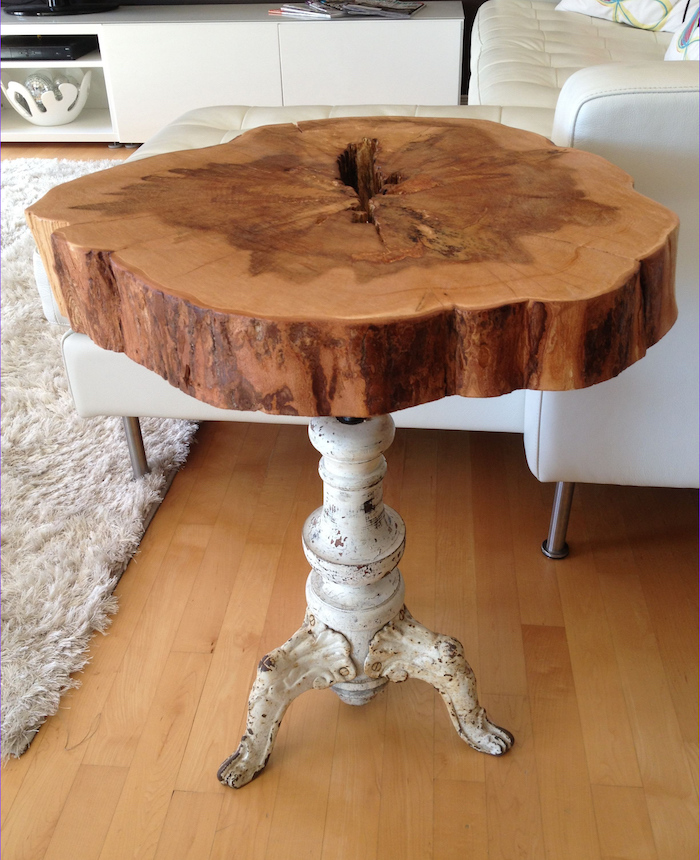 photo de table basse en rondin de bois naturel rustique avec pied en métal vintage blanc