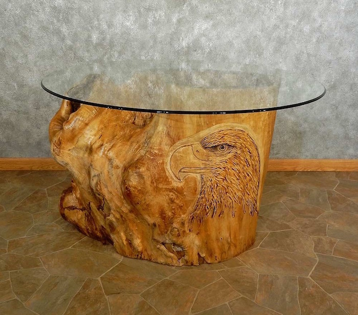 table basse souche d arbre gravée sculptée vernis avec plateau de verre