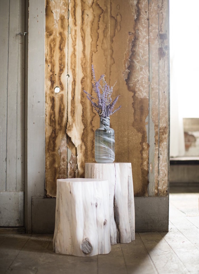 duo de table basse originale en tronc d'arbre blanc comme support de vase à fleurs