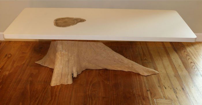 table basse avec souche d arbre et plateau rectangulaire blanc pour déco rustique