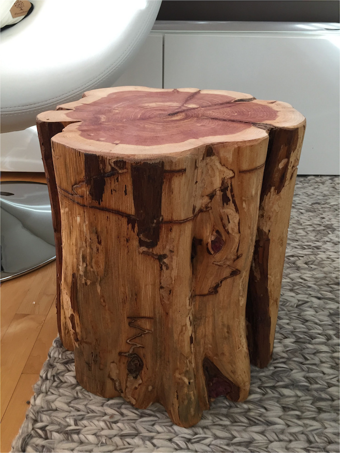 exemple table basse bois brut diy poncé couleur naturelle avec centre rouge pour déco salon