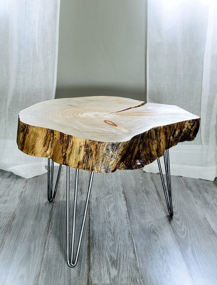 table basse pied metal avec plateau en tronc d'arbre brut poncé et vernis comme meuble déco design