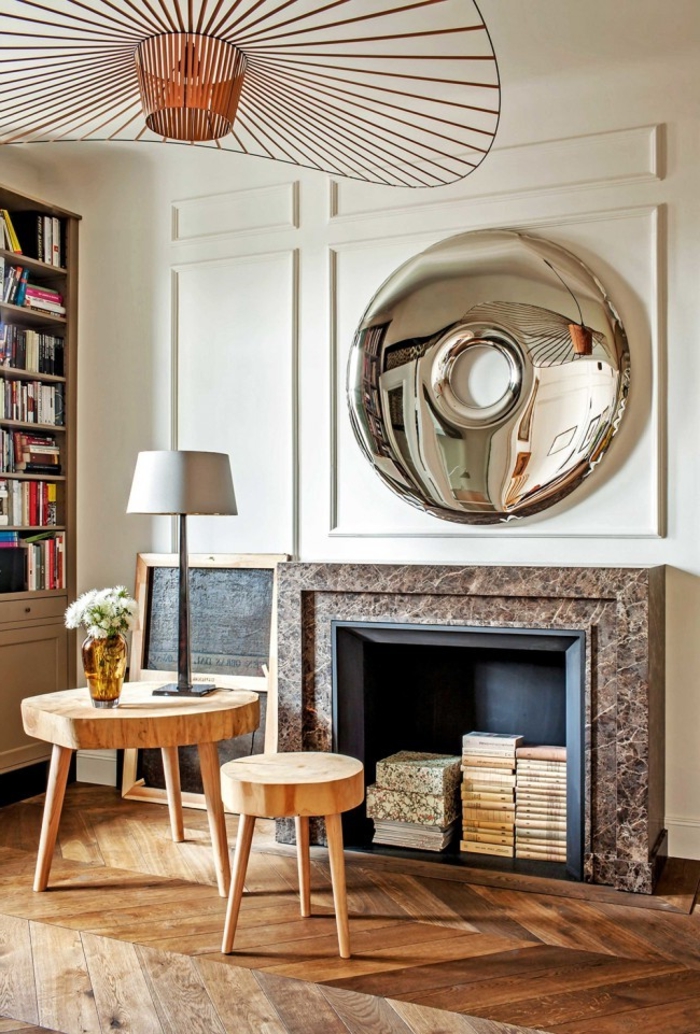 deux tables basses esprit scandinave, plafonnier original, miroir décoratif, vieux meubles dans la cheminée