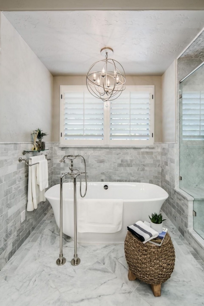 déco de salle de bain moderne au plafond et plancher en carrelage design marbre, modèle petite baignoire îlot