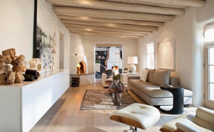 déco de style moderne et traditionnel dans un salon blanc avec plafond en bois clair, exemples de poutres exposées en bois clair
