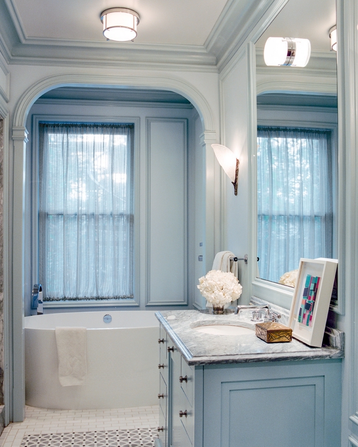 déco de salle de bain en bleu et blanc, idée optimiser petit espace dans une salle de bain avec petite baignoire
