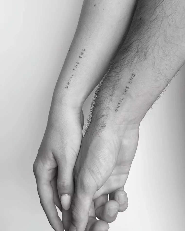 tatouage a deux phrase message promesse eternite doigts
