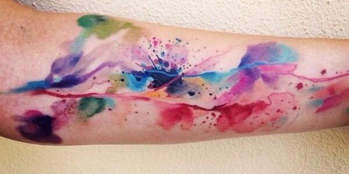 modele de tatouage abstrait aquarelle tache de couleurs style bavure sur avant bras