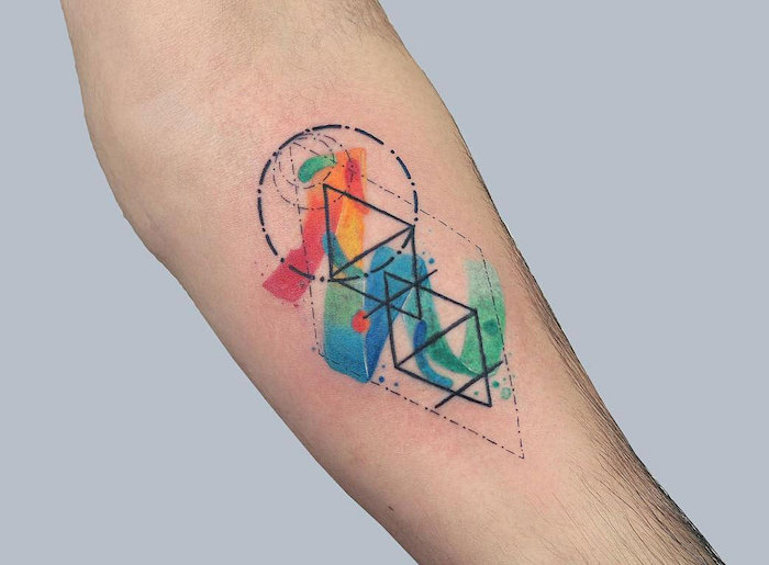 tatouage géométrique abstrait points noirs handpoke et trainée de couleurs aquarelle sur avant bras