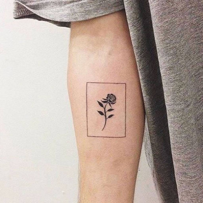 idée de tatouage masculin discret sur l'avant bras avec rose dans rectangle fin