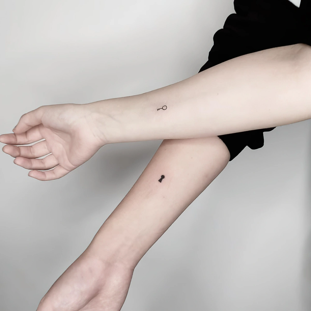 tatouage cle amour cadenas cle bras tattoo simple discret