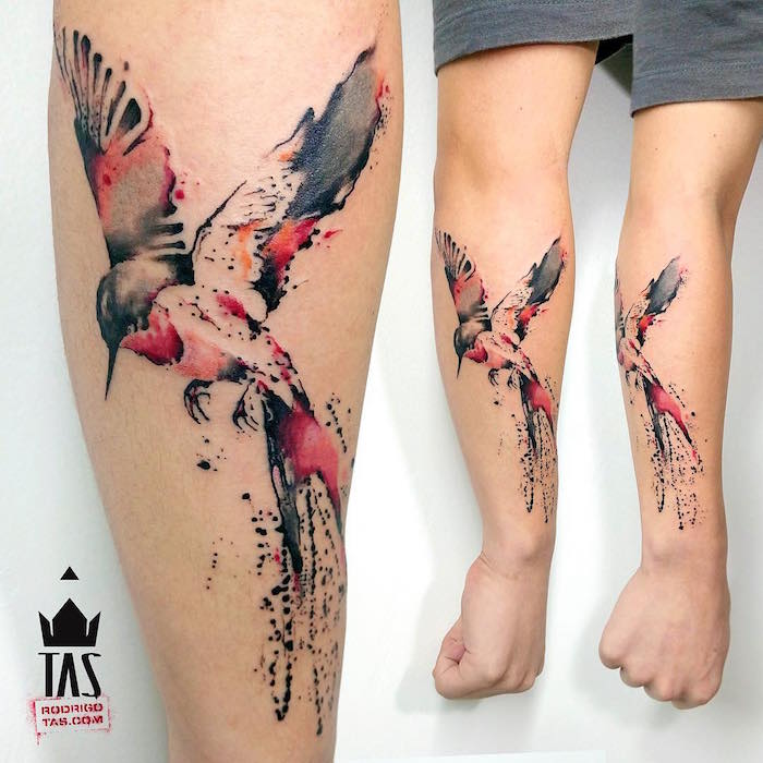 photo de tattoo aquarelle de colibri ou hirondelle en gris et rose sur avant bras homme