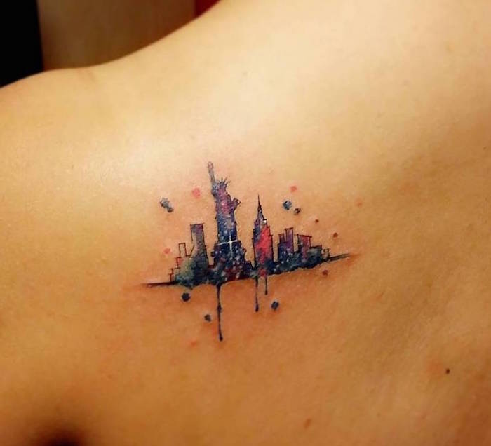 petite tatouage discret épaule omoplate femme paysage de new york avec monuments nyc en couleurs aquarelle