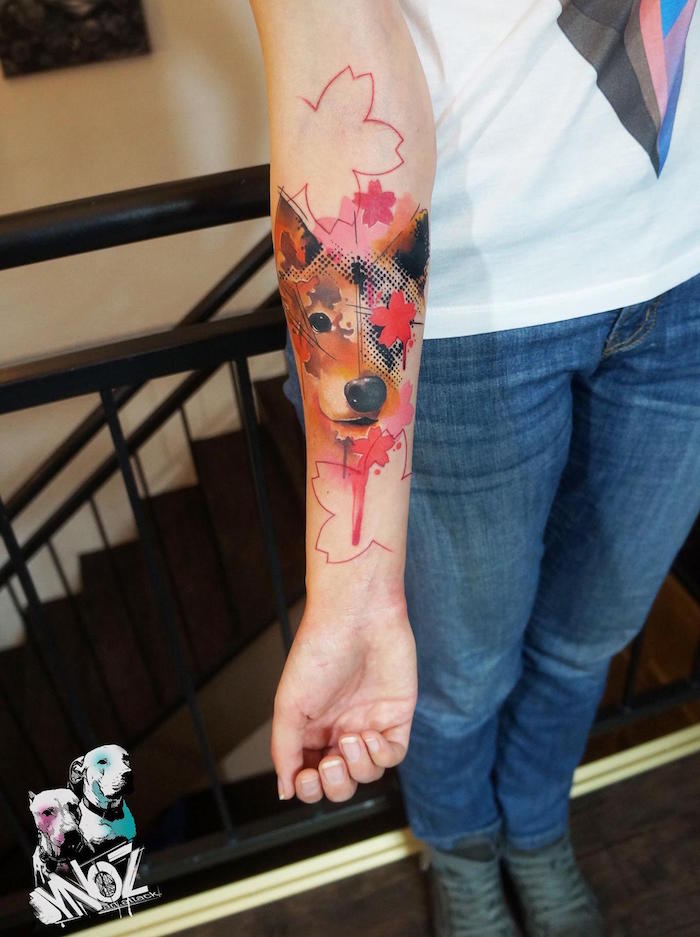 tattoo avant bras tete de chien abstrait en couleurs aquarelle sur l'avant bras femme par dynoz