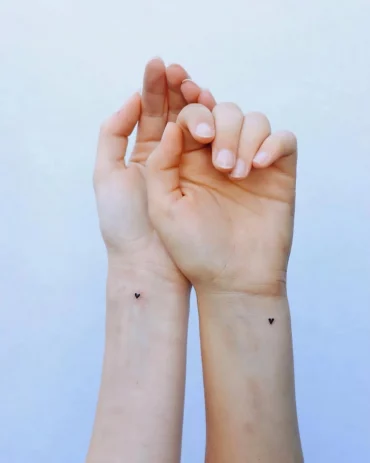 tatouage couple discret coeur petit poignet tattoo minimaliste
