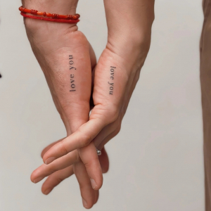 tatouage couple phrase je t aime tattoo sur mains doigts