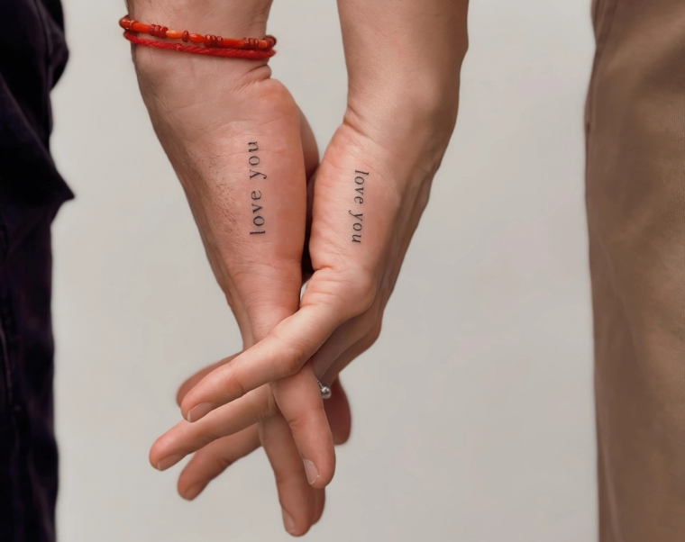 tatouage couple phrase je t aime tattoo sur mains doigts