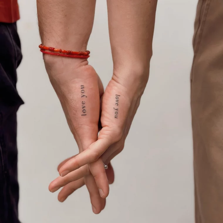 tatouage couple phrase je t aime tattoo sur mains doigts