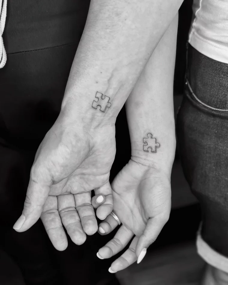 tatouage couple puzzle symbole discret tattoo poignet femme homme