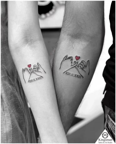 tatouage couple sur bras dessin mains petit coeur rouge date