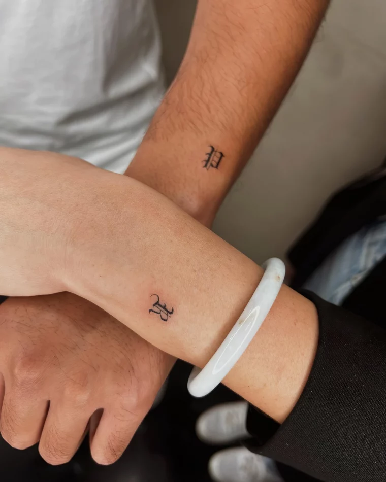tatouage discret femme ou homme poignet dessin minimaliste