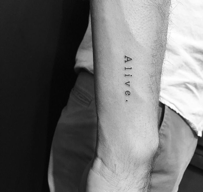 idée de tatouage poignet homme discret et minimaliste du mot alive vivant