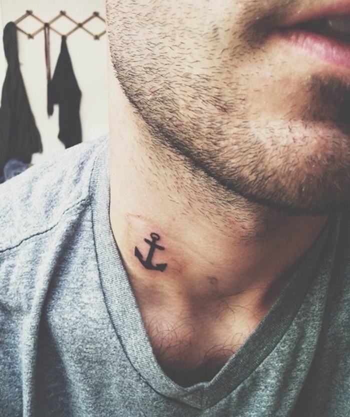 petit tatouage dans le cou discret homme avec ancre marine noire simple