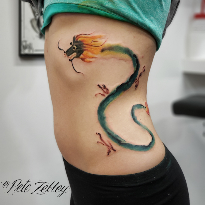 tattoo de dragon serpent style tradition asiatique en couleurs aquarelle sur flanc de femme par pete zebley