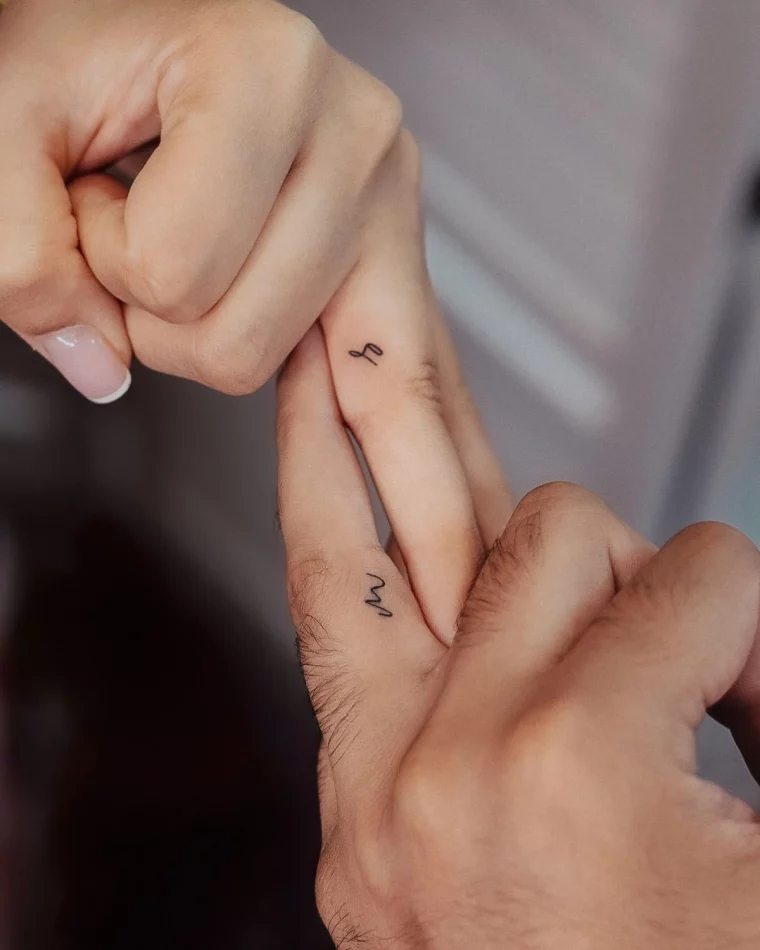 tatouage en commun minimaliste discret dessin symbole tattoo doigt