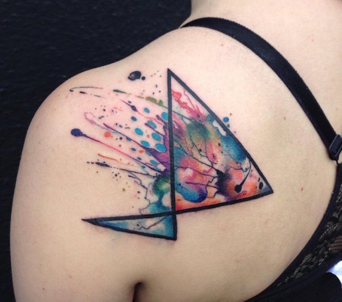 tatouage épaule femme forme géométrique avec taches et coulures couleurs aquarelle