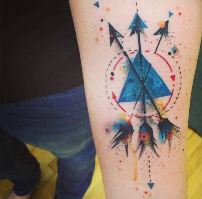 tatouage trois flèches et cercles avec couleurs aquarelle sur avant bras homme