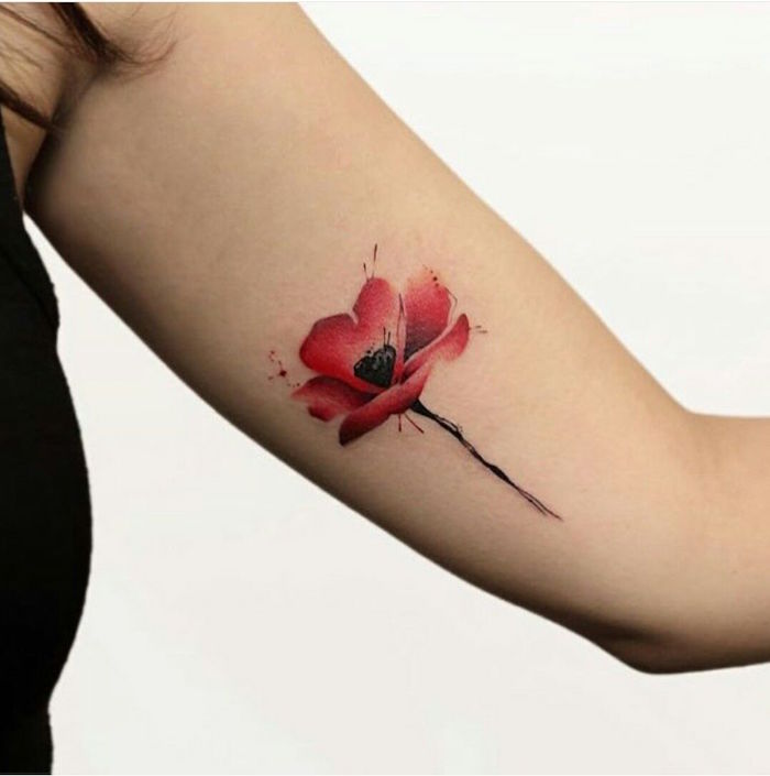photo et modele de tatouage fleur aquarelle rouge en relief réaliste sur bras de femme