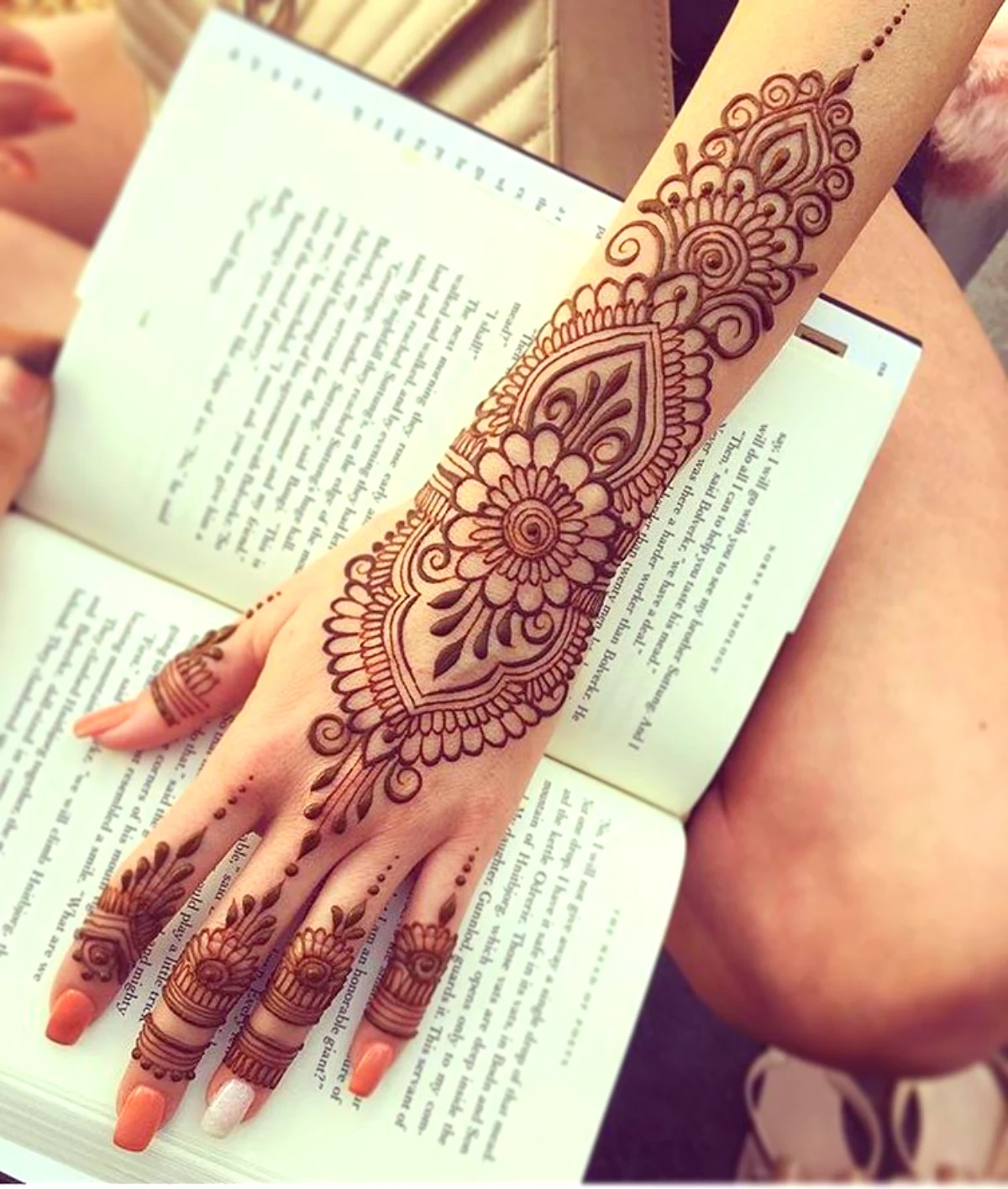 tatouage henne main sur un livre