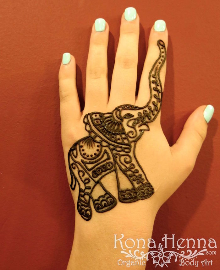 dessin éléphant indien au henné sur le haut de la main par kona henna