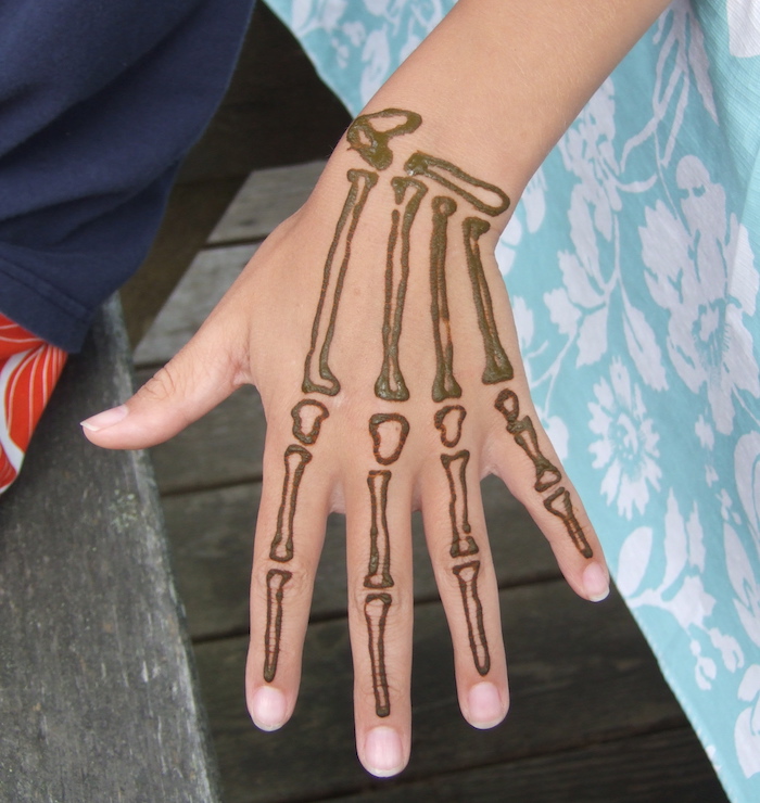 exemple dessin henné facile faire style os de la main pour débutant