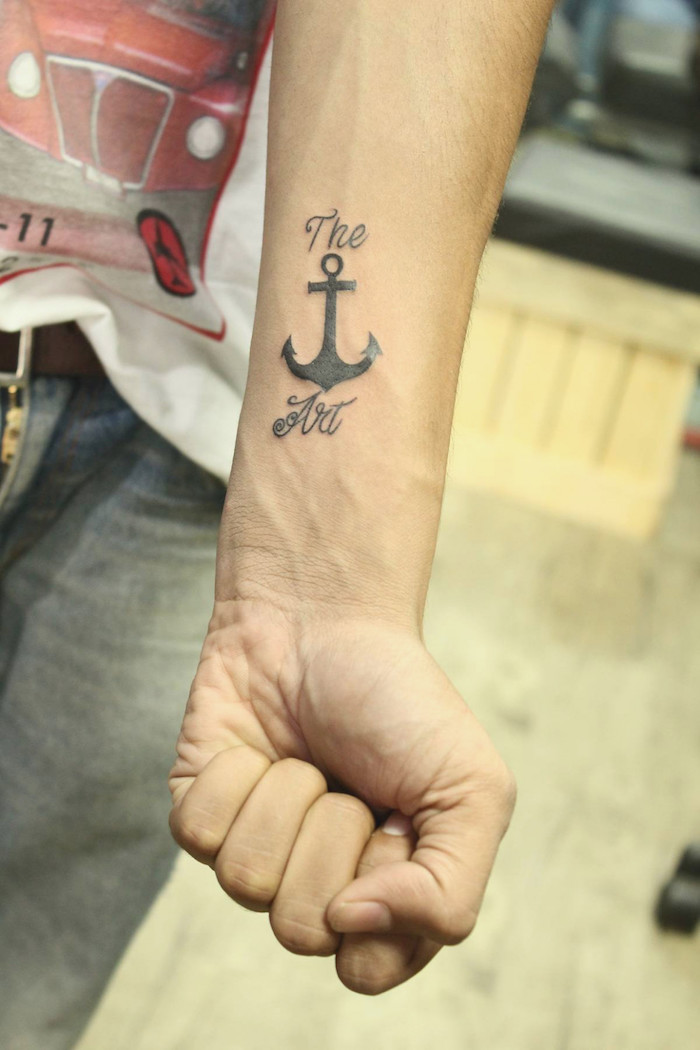 simple petit tattoo homme discret ancre marine sur lavant bras homme